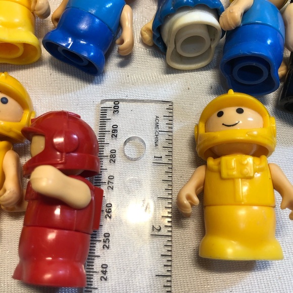 Lot Of 20 Vintage Playskool Li'l Playmates Figures Pirate Spaceman Firefighter - Picture 9 of 9